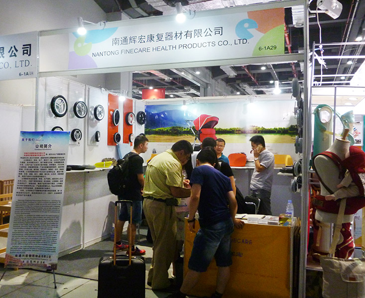 國內(nèi)外客戶在展會(huì)上咨詢產(chǎn)品